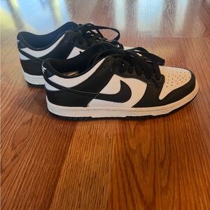 Nike Classic Black and White Low-Tops with crease protectors in great condition
